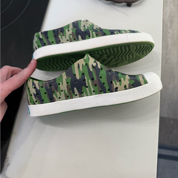 NATIVE Green Cream Camo Print Jefferson Slip On Water Shoes Size 3 Big Kid - Picture 6 of 6